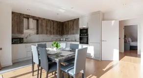 Modern Two Bedrooms Flat in Julien Road, CR5, London - Image 3