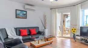 Ferienhaus mit Pool, Garten, A/C, Grill, WLAN und Parkplatz, nah am Strand - Image 2