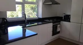 Beautiful 1 BED Serviced APARTMENT COBHAM Town Centre - Image 4