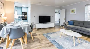 Windrush Lake 41, Kingfisher House - Image 2