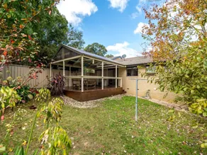 Spacious and Restful Holiday Home with Backyard - Image 4