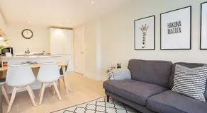 Compton Apartment with free parking - Image 5
