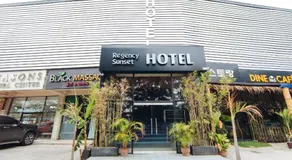 RedDoorz Premium at Regency Sunset Hotel - Image 5