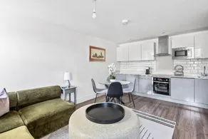Luxurious 2 Bedroom Apartment with Free Parking, Sky TV, Sports, Movies & Netflix - Image 3