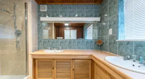Thy Grace 3 Bedroom 2 Shower Room Central Location- Newland Ave - Image 2