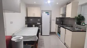 Cheerful 4/5 bed house - Heathrow - Image 3
