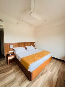 EAST TOWN HOTEL - Image 4