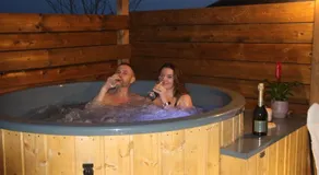 LA ROULOTTE DES AMISH & Bain Nordique à Remous Jacuzzi - Image 3