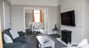 Spacious House 10min to Liverpool Centre - Image 2