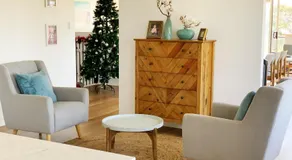 Cheerful/family friendly home with water views - Image 4