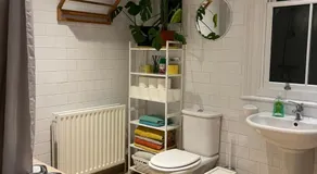 Quiet Guest Room in London Homestay - Image 4