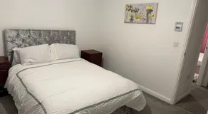 Modern 2BR House Sleeps 5 Free Parking Contractor Friendly Van parking - Image 5