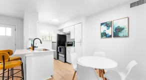 Central Hyde Park 2BR king suites close to UT, Moody Center, DT - Image 3