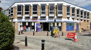 Lancing Apartments - Spacious 2 Bed - Sleeps 6 - Burnham Village - Image 4