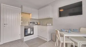 HEYHOO Charming Holiday Studio in Hazel Grove - Self Catering Apartment 2 - Image 2