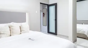 AQUA Villas Del Mar Apt 5 - 1BR Coastal Fun & Local Dining - Image 2