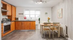 Pass the Keys Tranquil Haven Stylish 2BR Flat with Parking - Image 4