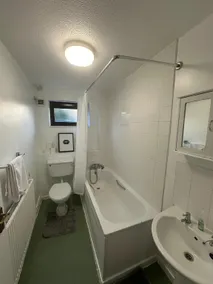 Idyllic Stylish Apartment with Fast Speed Broadband & Free Parking - Image 2