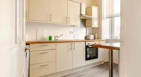 3 Bed Central Apartment - Pet Friendly & Parking - Image 3
