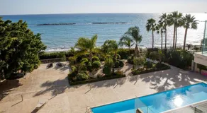 Superior Seaview Beachfront Suite - Image 3