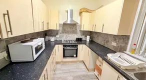 Spacious Private Room Walk to Station & Football Stadium Self Check-in, Quiet Area - Image 3