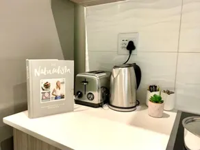 Neat and cozy apartment in central Rosebank with unlimited Wi-Fi and backup power - Image 4