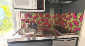Micro studette indépendante non-fumeur LA ROSÉE ABONDANTE,10m2, 45' de Paris, sanitaires dans la même pièce que le couchage sans cloison, WiFi,TV, kitchenette, mini terrasse,jardin,canapé lit 120x180 pour gabarit léger, pas adaptée aux attentes hôtelières - Image 3