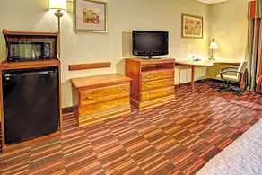 Hampton Inn Cleveland - Image 5