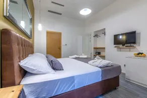 Hotel Queens Room #4 - Image 4
