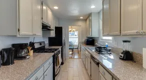 4 bedroom house with a pool - Image 4