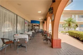 Walk to the beach, Studio, Pool AND FREE Parking - Image 4