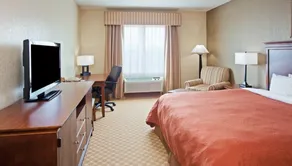 La Quinta Inn & Suites by Wyndam Knoxville West - Image 1