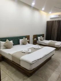 Hotel Crown Inn - Image 2