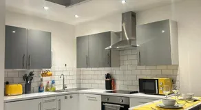 Modern One Bedroom Flat with Private Back Garden - Image 3