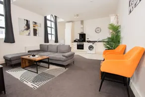 Prime Salford 2BR • Free Parking • Near MediaCity - Image 3