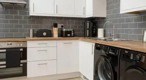 Spacious 2-Bed - Hospital & City Nearby Parking Pet Friendly - Image 5