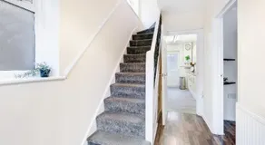 High Wycombe 4 Bedroom House Sleeps 8 Parking - By Roost Accommodation - Image 4