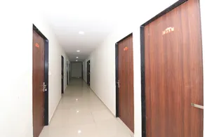 OYO 43498 Hotel Golden Wings - Image 2