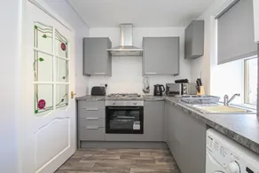 3-Bed Apartment Ideal for Contactors - Near Clyde Shipyard - 25 min Glasgow Airport - Image 3