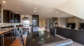 Tron Kirk Residence - Image 4