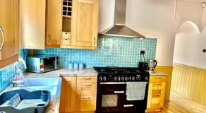 Inviting 4-Bed House near Heathrow w Fireplace - Image 3