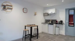 CitizenHouse Anzin - 4 Studios - 15 à 36m2 - Jardin - Terrasse - Accès autonome - WiFi - Netflix - Image 3