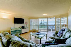 Main Beach Waterfront Apartment - Image 3