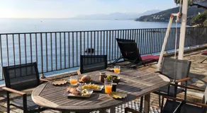 Une grande terrasse sur la mer - Image 3