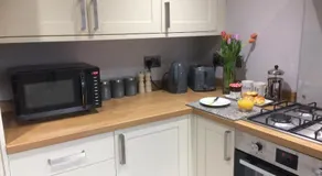 40 Newgate Barnard Castle -Central Location - Court Yard - Dog Friendly - Sleeps 7 - Wood Burner - Complimentary Logs & Wine - Smart TV - Image 3
