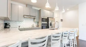 6 Bedroom Quiet Townhome! 6min to Airport & 15min to Downtown! - Image 3