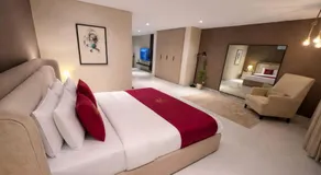 Stay in The Avenair MM Alam - Walk to Cafes & Restaurants - Image 2