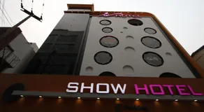 Show Hotel - Image 5