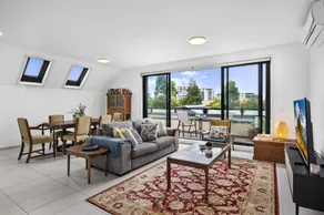 Comfortable 2 Bed Stay with Parking - Image 3