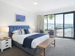King Size Studio With Water View, Walk To The City - Image 2